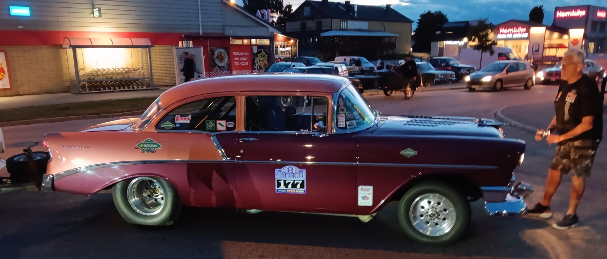 55-56 Chev verkar också vara en populär Street Week bil