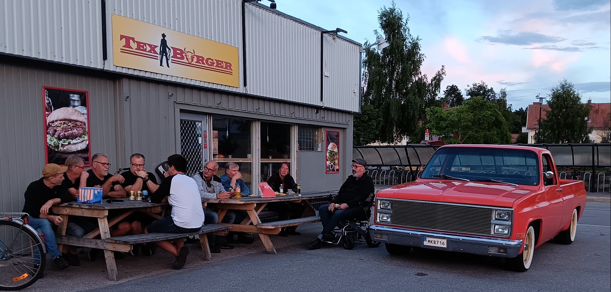 Att det är en folkfest när bilarna kommer in till byn går inte att ta miste på