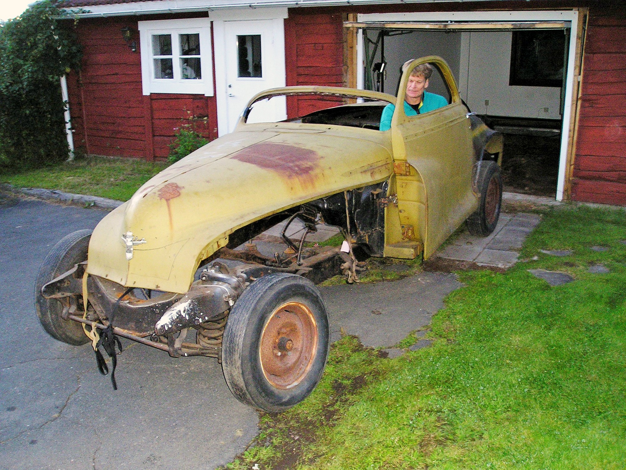 Utgångsmaterialet är en Chrysler Windsor Coupe från 1946. I dag är det endast ramen och delar av torpeden som är kvar.