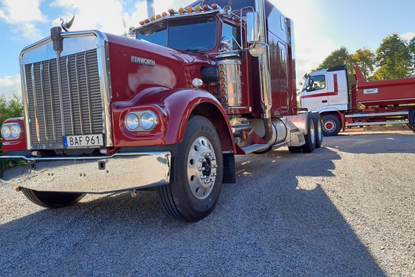 Kenworth W900