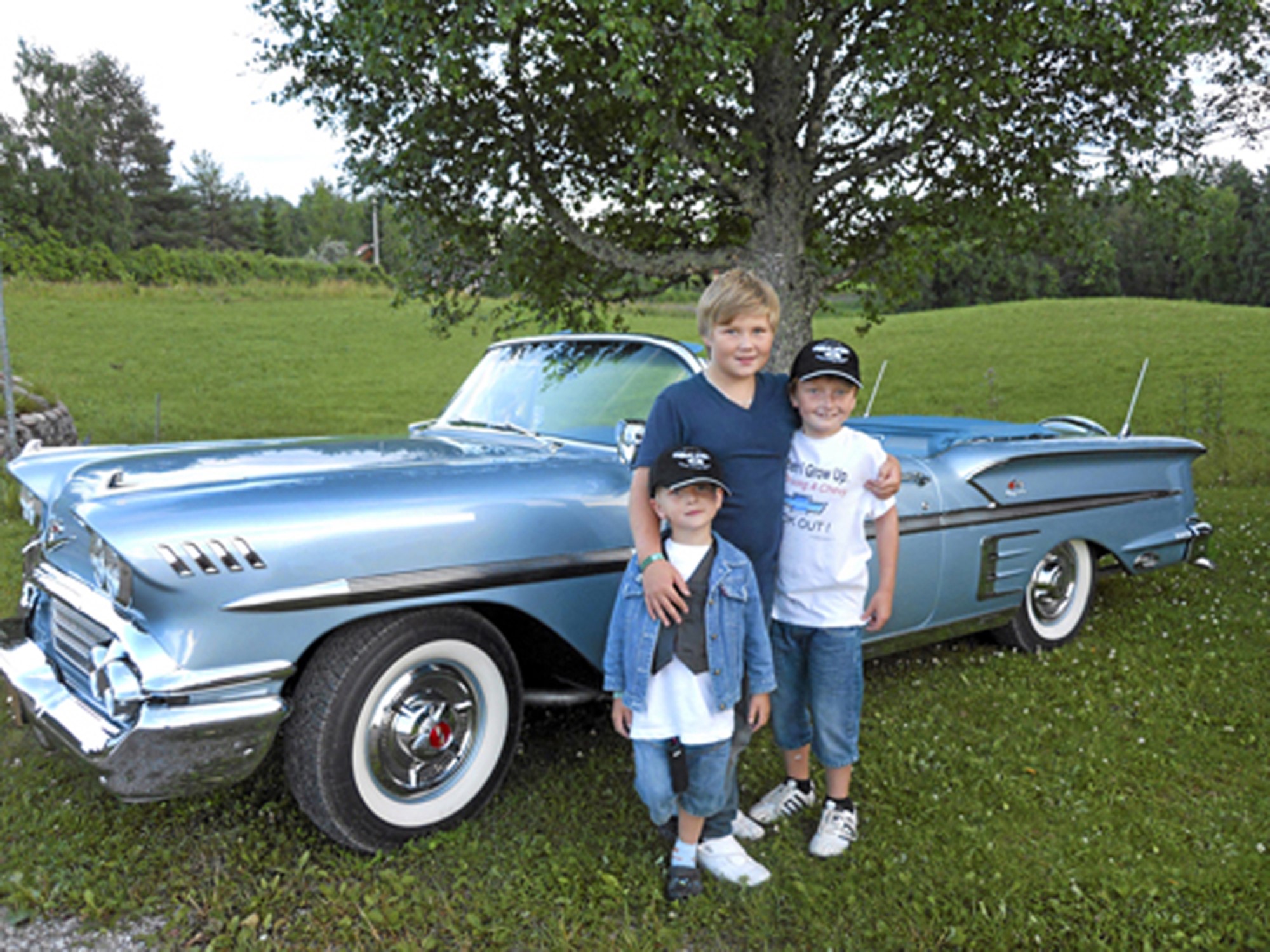 Sönerna Martin, Niklas och Jonas gillar givetvis också Chevrolet.