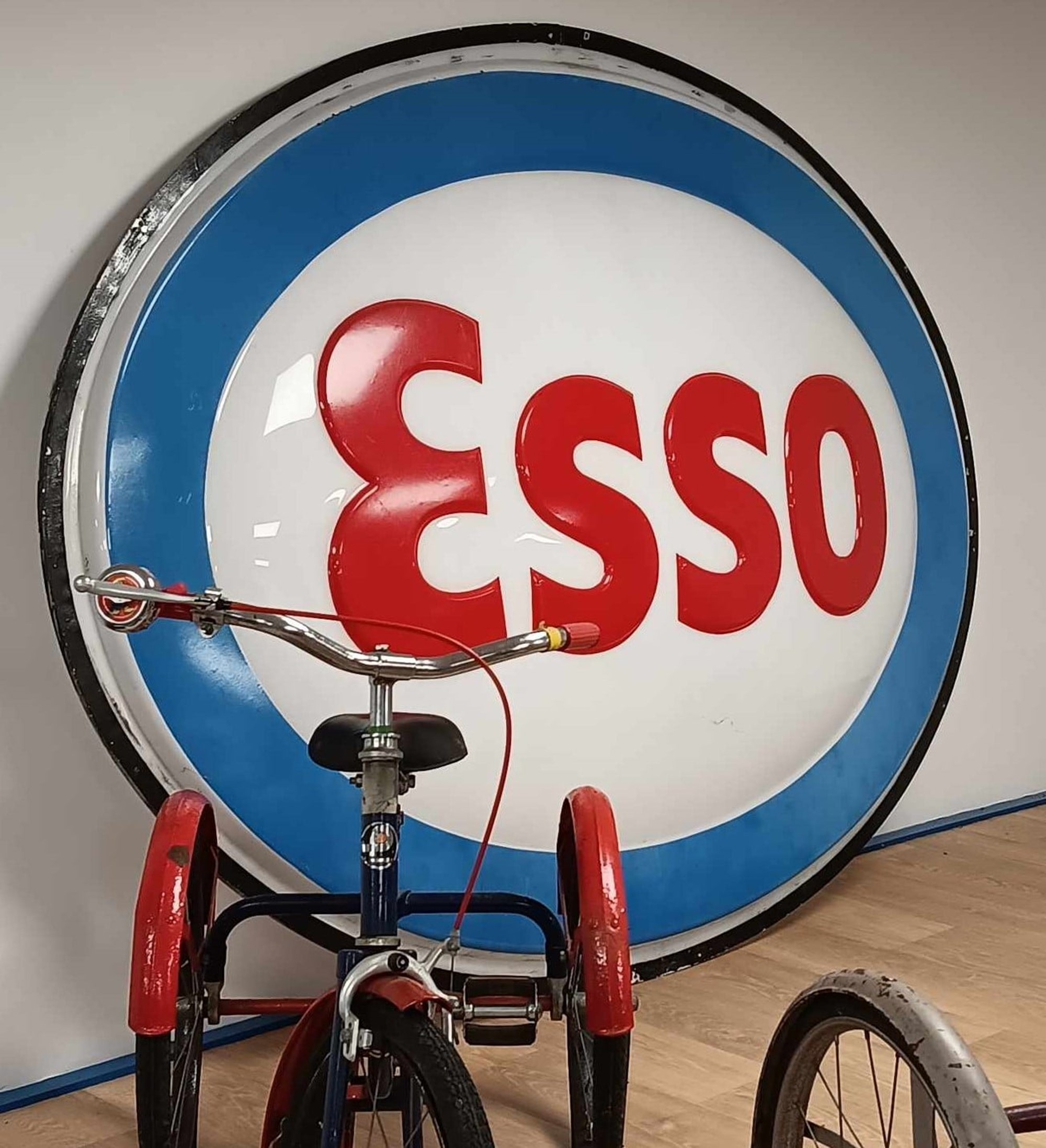 Esso skylt och pump fanns på museet