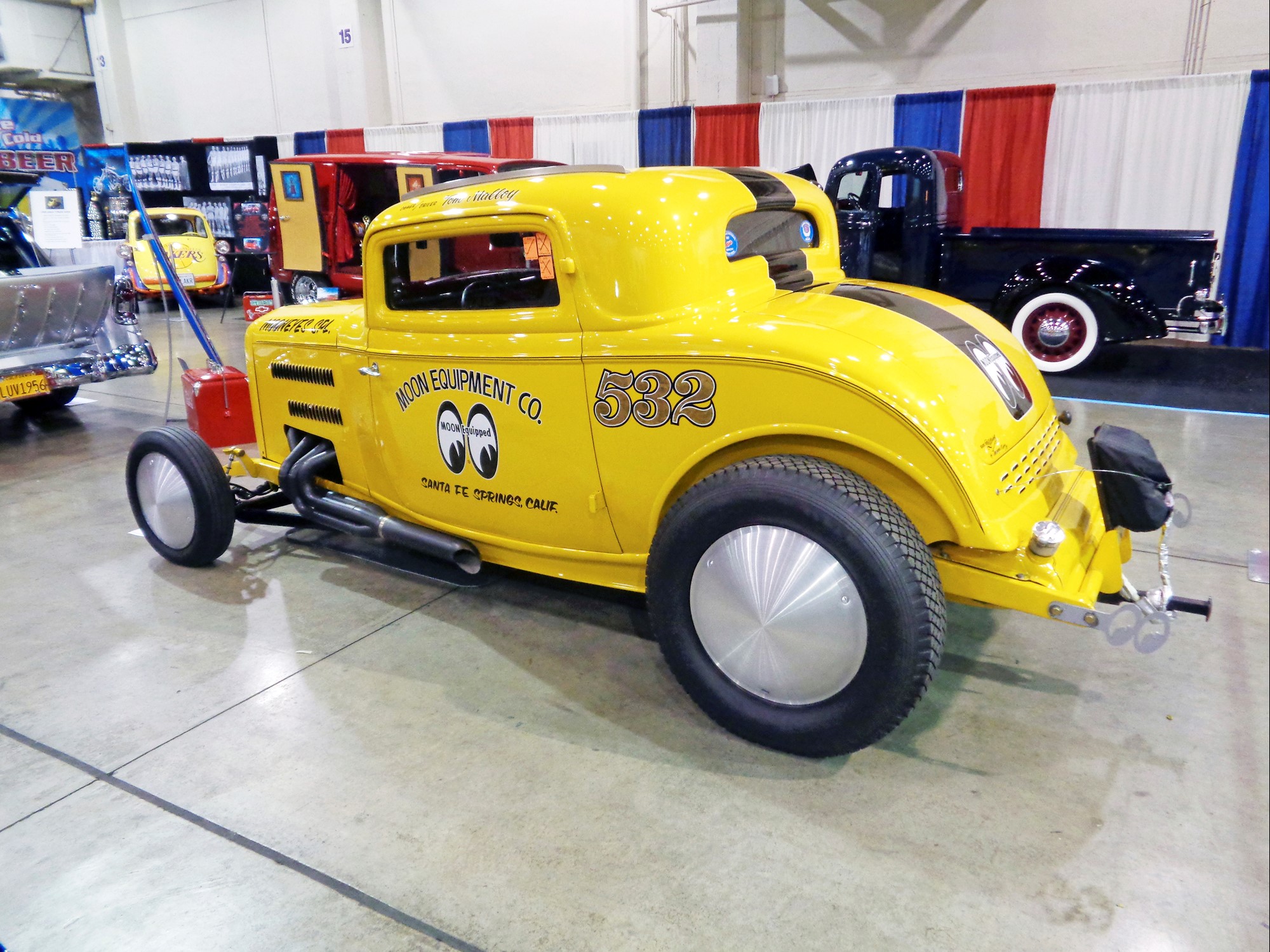 Mooneyes Special Competition Coupe. Denna kraftigt modifierade ’32 Ford byggdes ursprungligen av Tim Cunha och Willie Dorsey och har en Chevrolet 427 motor med 528 hästkrafter. Har varit upp till 178 MPH i Bonneville med sin nuvarande ägare Tom Malloy bakom ratten.