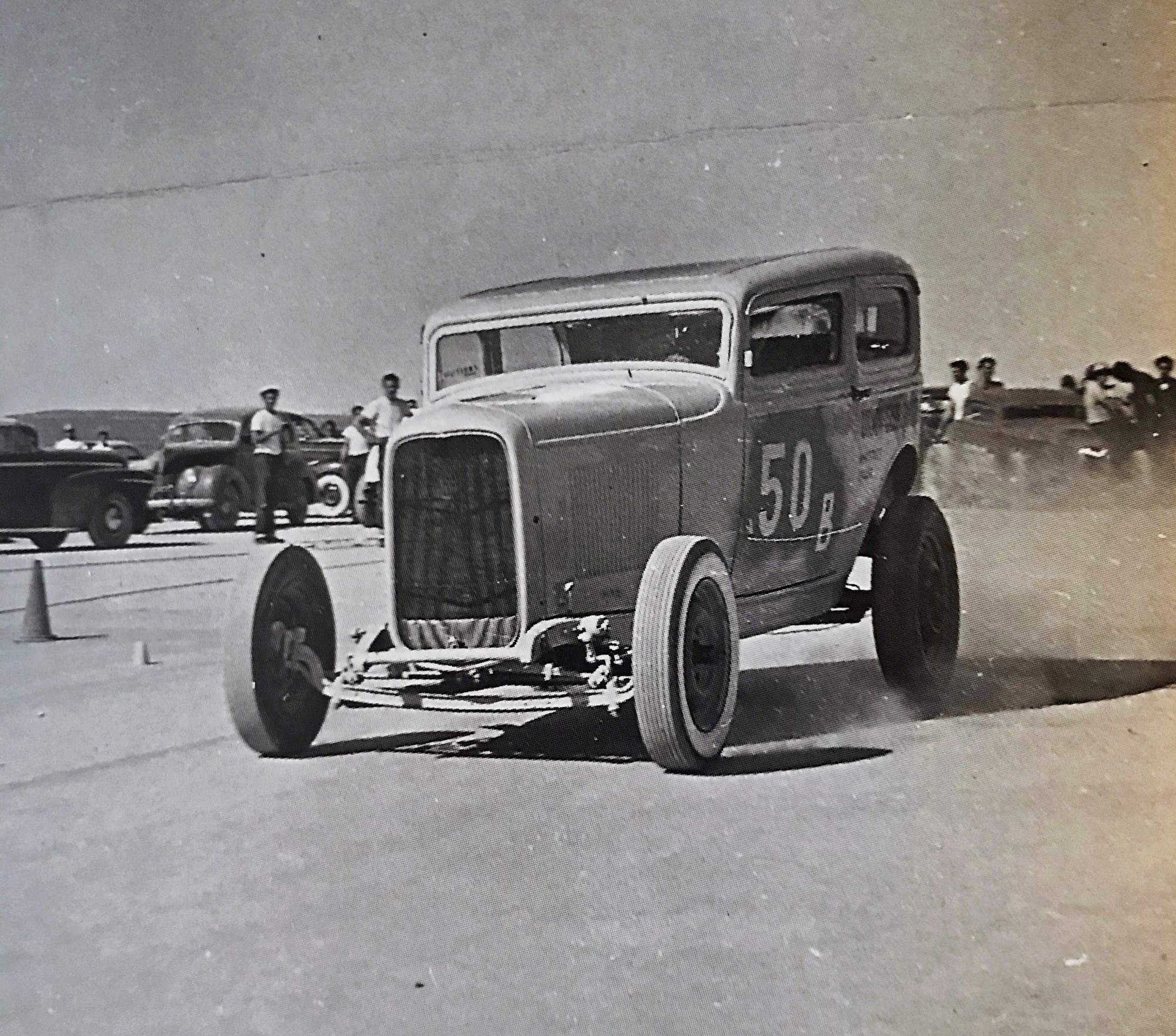 Den snabbaste Tudorn i Los Angeles 1951 var Deans Ford 32:a. Den hade i en Mercury-motor från 1942 som var borrad och strokad till 292 kubiktum. En Weber Cam, Evans-toppar och insug, tre Strombergs- förgasare och en Moon dual ignition-fördelare tog hand om en blandning av alcohol och nitrometan via ett Moon ”fuel block”.