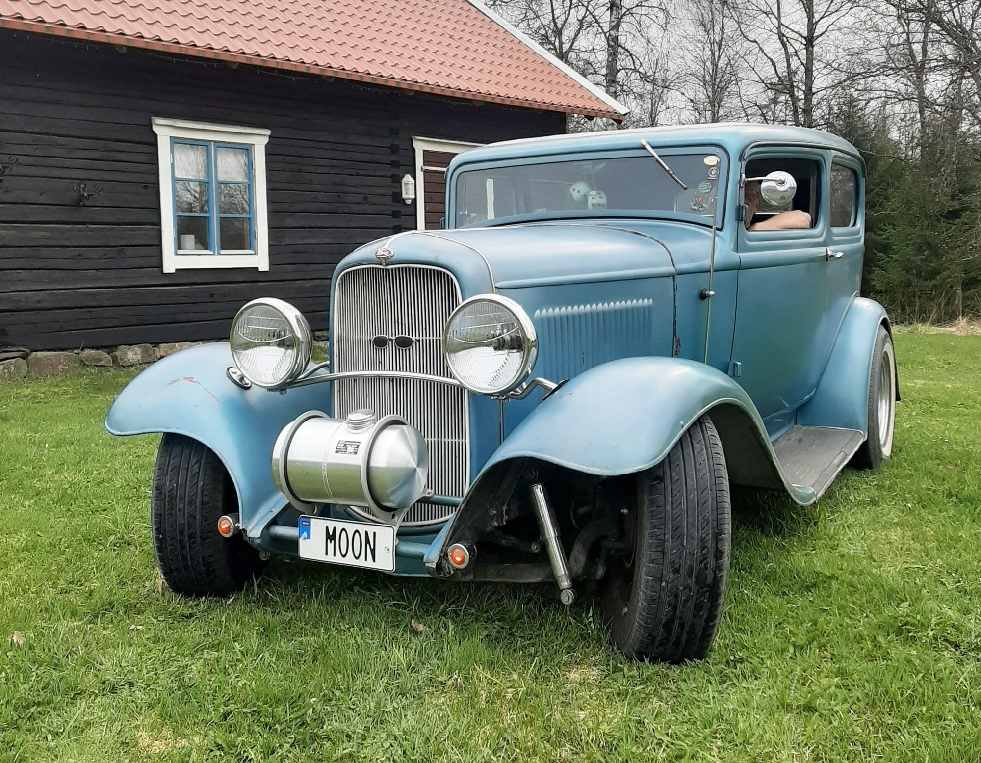 Dean Moons skärmlösa Ford Tudor -32 var den snabbaste Tudorn i Los Angeles 1951 och var då vit men har genom åren haft olika kulörer. De senaste sex åren har SSRA-medlemmen Martin Forsberg i Malmbäck äger denna Ford som sägs vara Moons gamla testbil. Martin har döpt 32:an till ”Blue Moon” eftersom den numera är lackerad i en blå nyans.