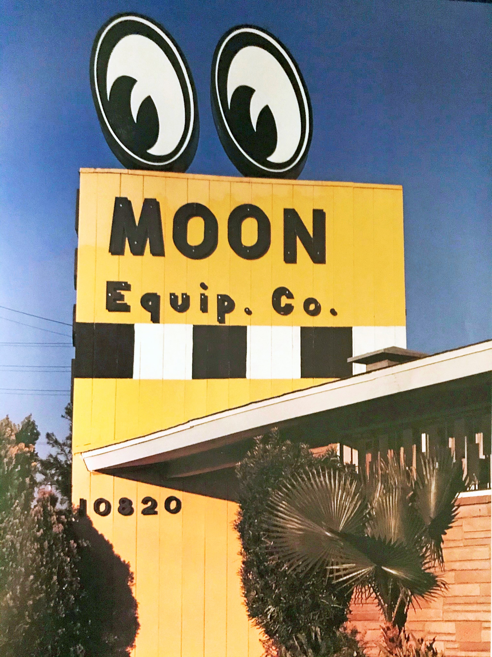 Mooneyes logotype var från början de två oo´na i Moon som Dean i början brukade sätta två punkter i. Han lät sedan en konstnär från Disney rita om dem 1957 och har sedan dess blivit en Ikon inom Hot Rodding och de kända ögonen symbolisera ”Horsepower - Hot Rods and Speed”