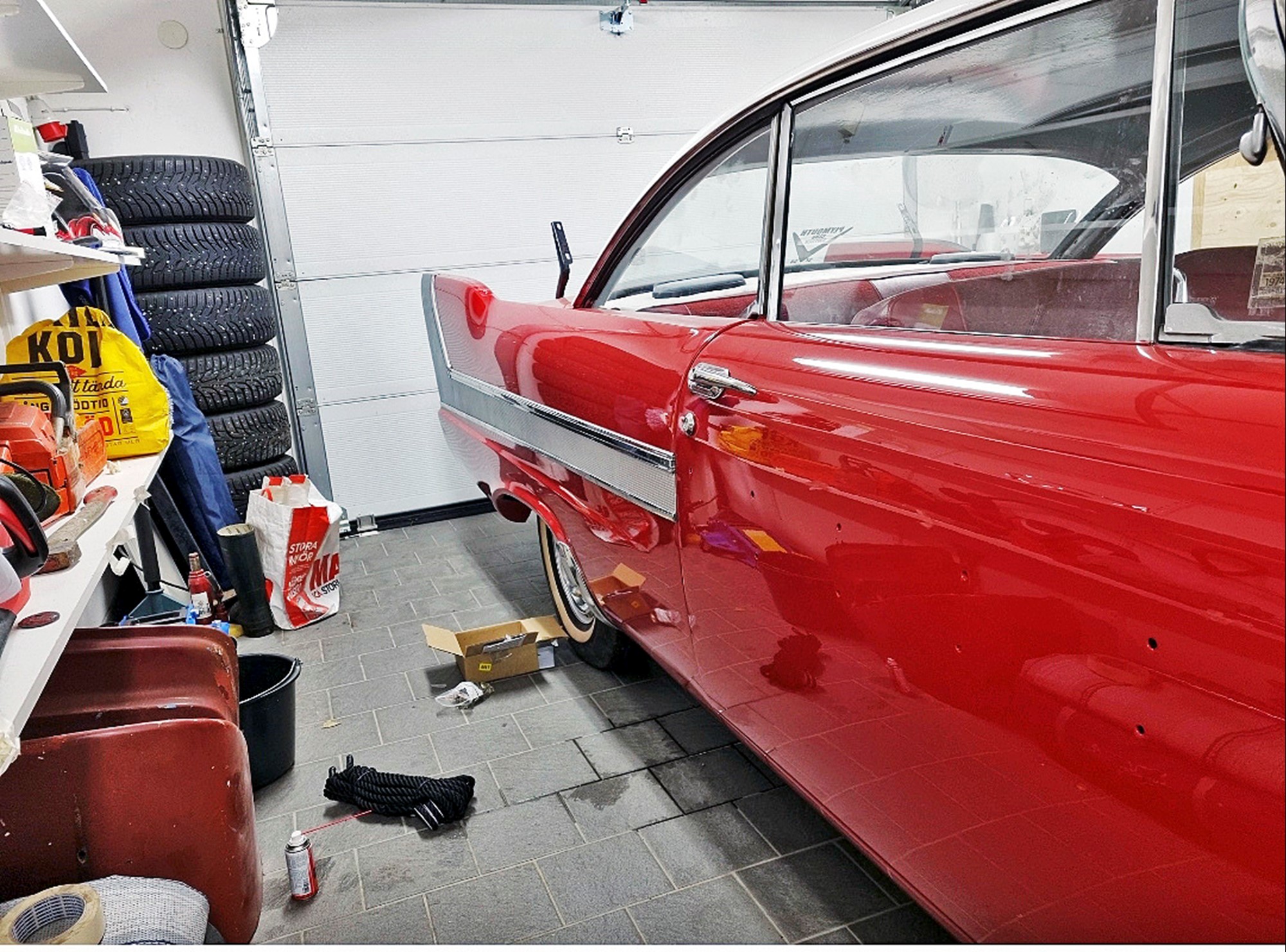 Hemma i Boströms garage var det i december julafton i dubbel bemärkelse. Ny lackering i Christines Spectra Red och nya lister med Belvedere-inlägg monteras.