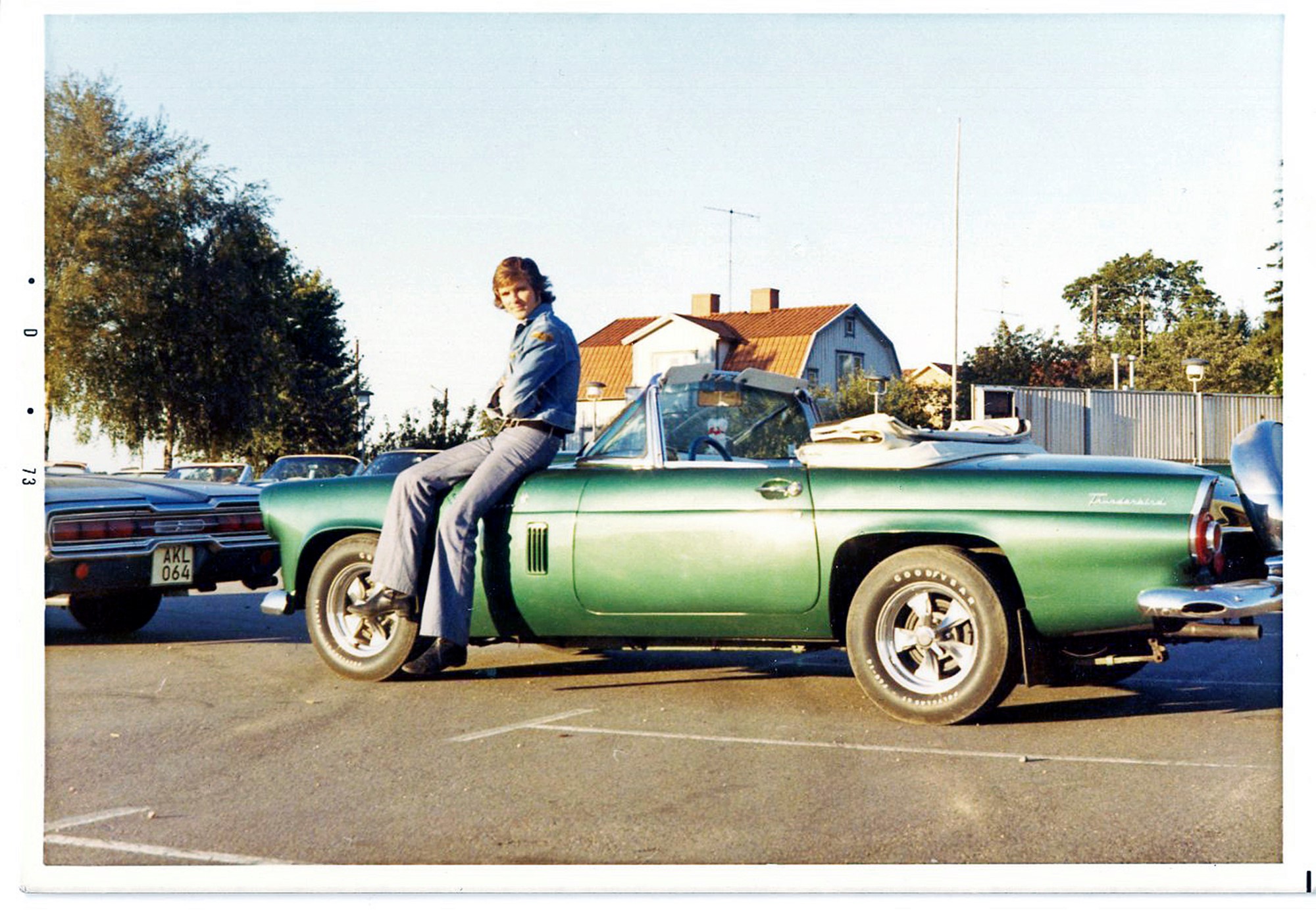 Janne Nilsson vid sin Thunderbird då han lackat om den i grön metallic. Bilden tagen för 50 år sedan ...