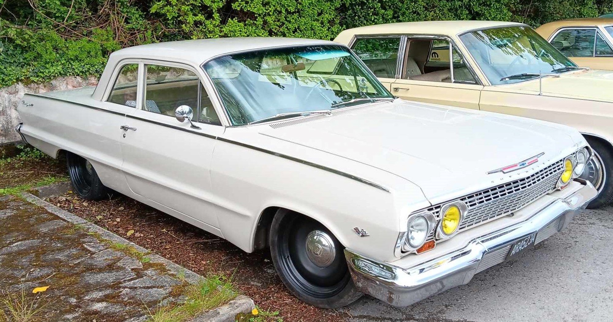 63a biscayne 2 dr stolpe inte den vanligaste bilen i Sverige och inte sönderhoppad och en Chrysler NewPort 1967