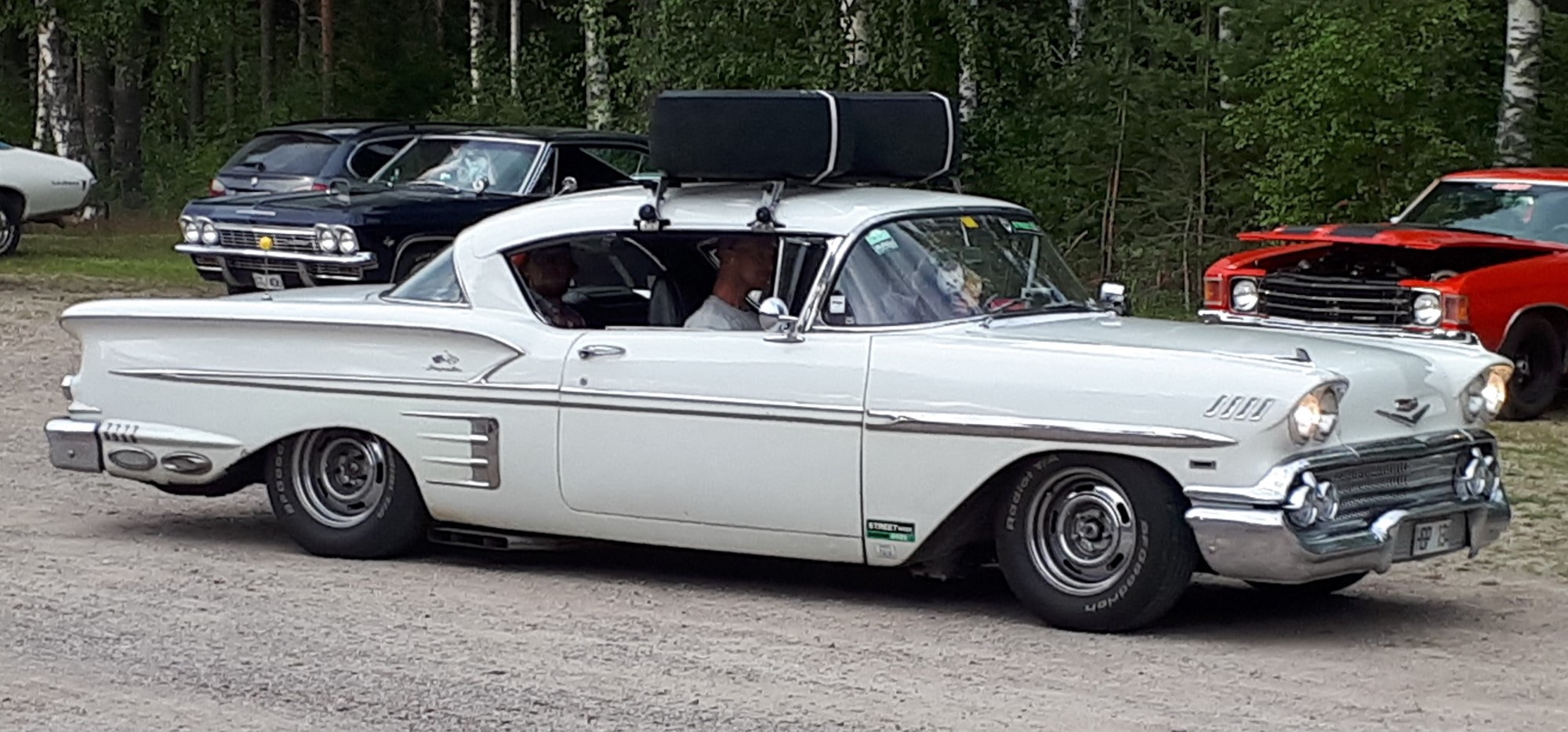 Grabbarna i denna 58a Impala har varit med och åkt runt i fyra år men nu i år var dom med och tävlade för första gången