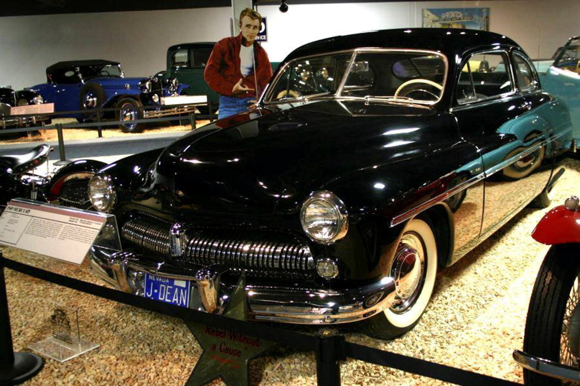 Höjdpunkten i ”Ung rebell” från 1955 är när Jim (James Dean) kör ”chickenrace” med sin Mercury mot Buzz som kör ut över ett stup. I dag finns filmbilen på National Automobile Museum i Reno, Nevada.