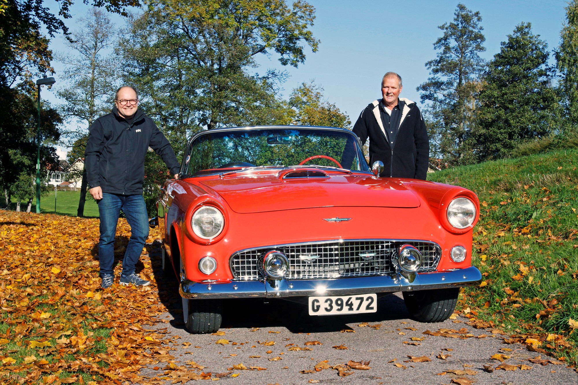 Niklas Brenning och Janne Nilsson har precis gjort upp affären om den svensksålda Thunderbirden från 1956. En bil som en gång i tiden ägts av direktör Rune Fjellman i Mariestad. Janne köpte den 1968 för 8.500 kronor.