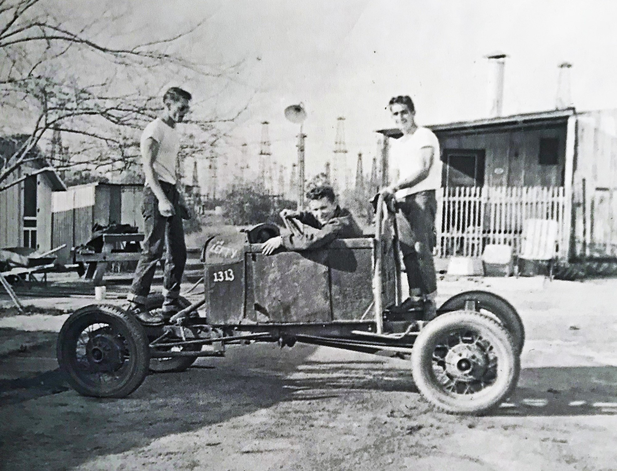 På baksidan av familjens café byggde Dean och hans kompisar ett flertal ej kördugliga hot rods. Redan då hade grabbarna bestämt att de skulle bli framgångsrika tävlingsförare när de blev äldre.