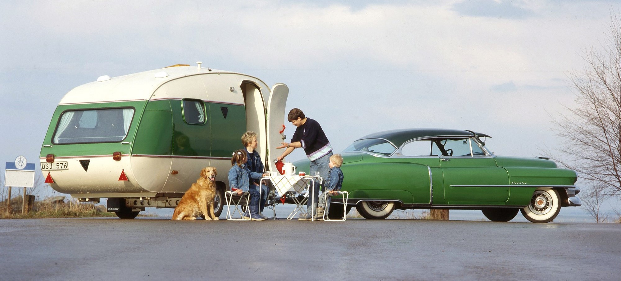 Familjen Nilsson 1989 då Bilsport gjorde ett reportage om Cadillacen. Tommy serverar hustrun Britt kaffe. Barnen är idag vuxna och utflugna. Istället är det barnbarnen som som gärna åker med på en tur i 53:an.